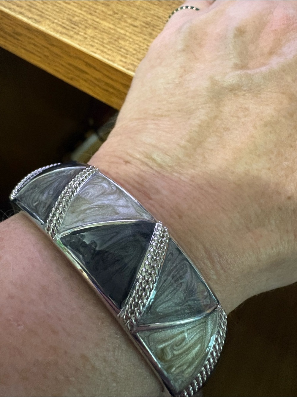 B491 Gorgeous Silver-tone Swirl Inlay Bracelet - Gray and Silver Tone